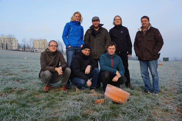 Gruppenbild der Teilnehmenden auf einem winterlichen Acker mit Raureif