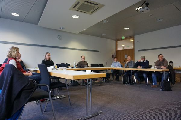 Blick in den Konferenzraum mit Teilnehmenden