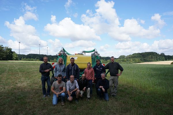 Gruppenbild der Teilnehmenden auf einer Versuchsfläche