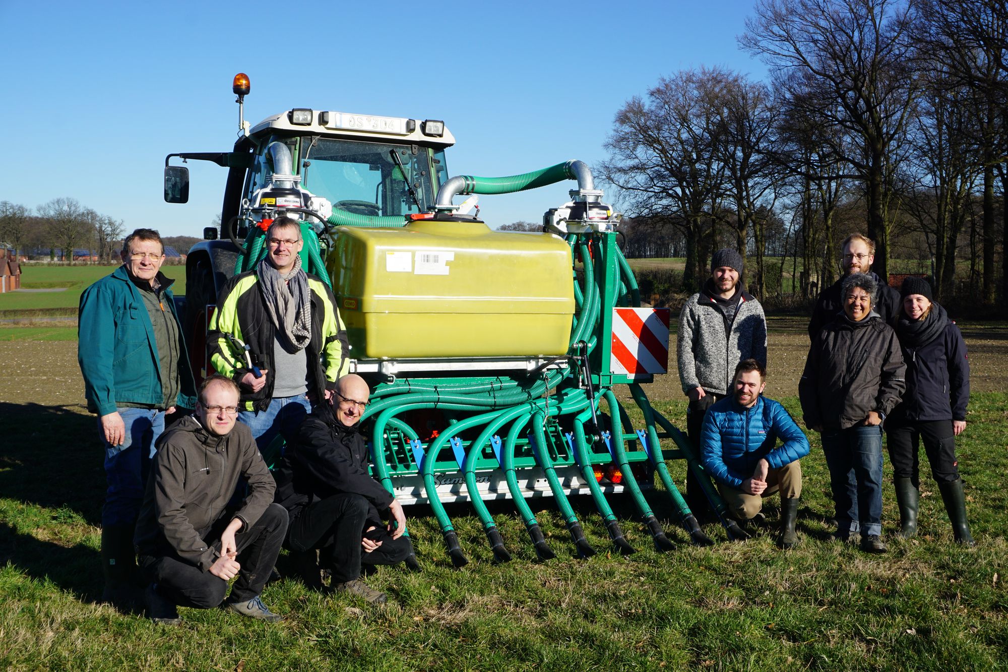 Workshop Ausbringungstechnik 15.02.2019 Gruppenbild neben einem Traktor mit angehängtem Gülleapplikator