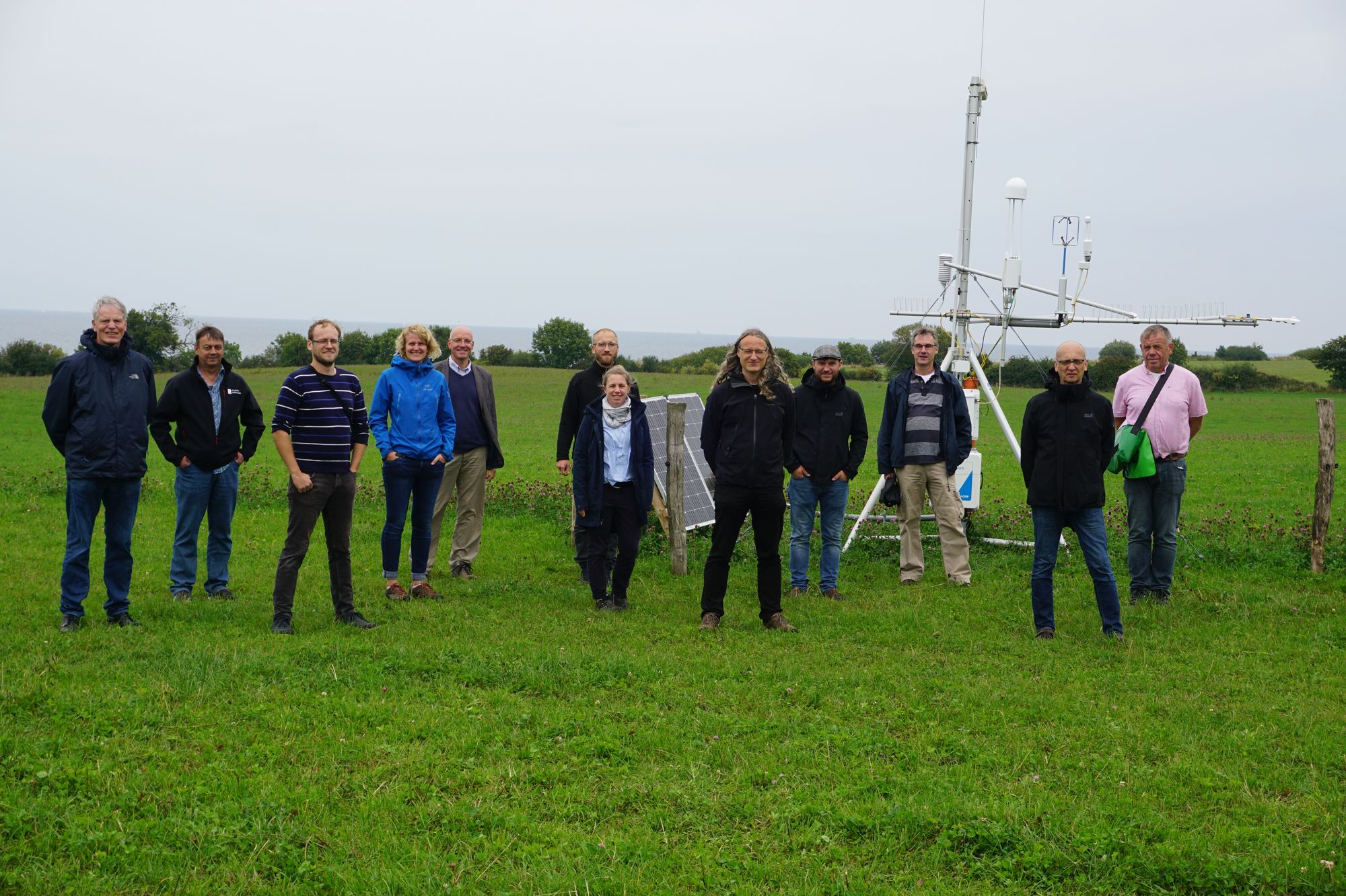 Gruppenbild der Teilnehmenden auf einer Versuchsfläche