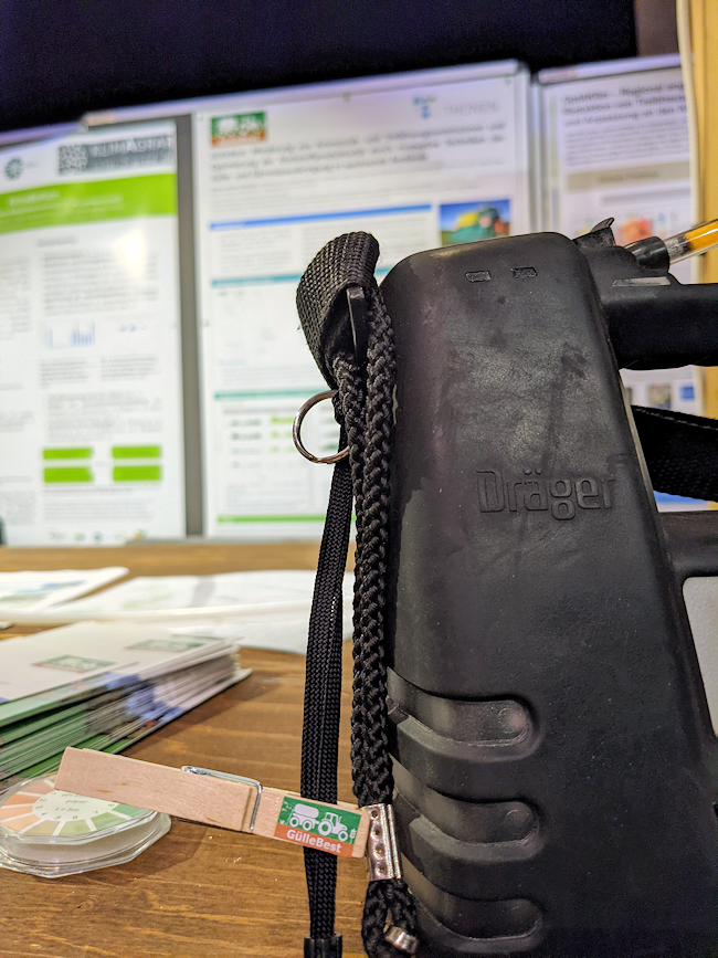 Blick auf den Messestand mit Prospekten und Postern