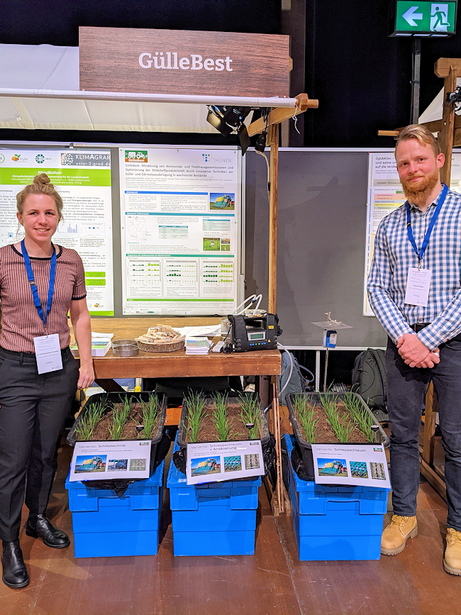 Marktstand des Projektes auf der KlimAgrar 2021 mit beflanzten Containern zur Demonstration der  Gülleausbringung